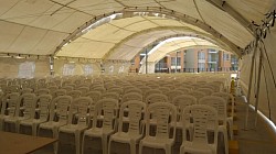 Interior en un hangar